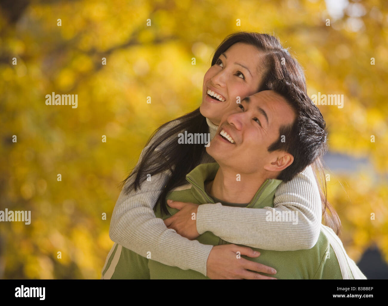 Asiatische Frau umarmt Freund Stockfoto