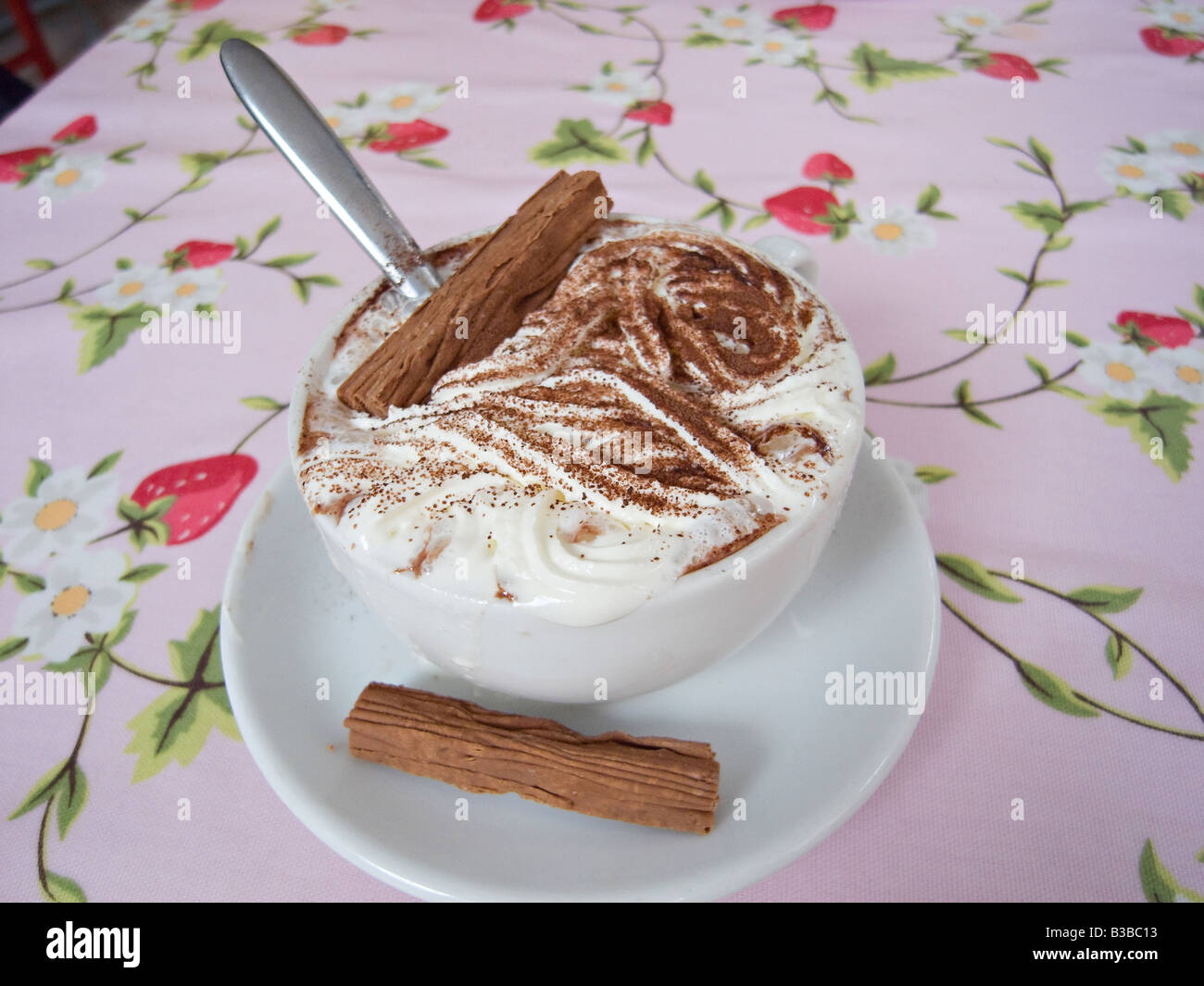 Heißes Schokoladengetränk mit Schokoladenstämmen und -streuen serviert in einem englischen Café. Stockfoto