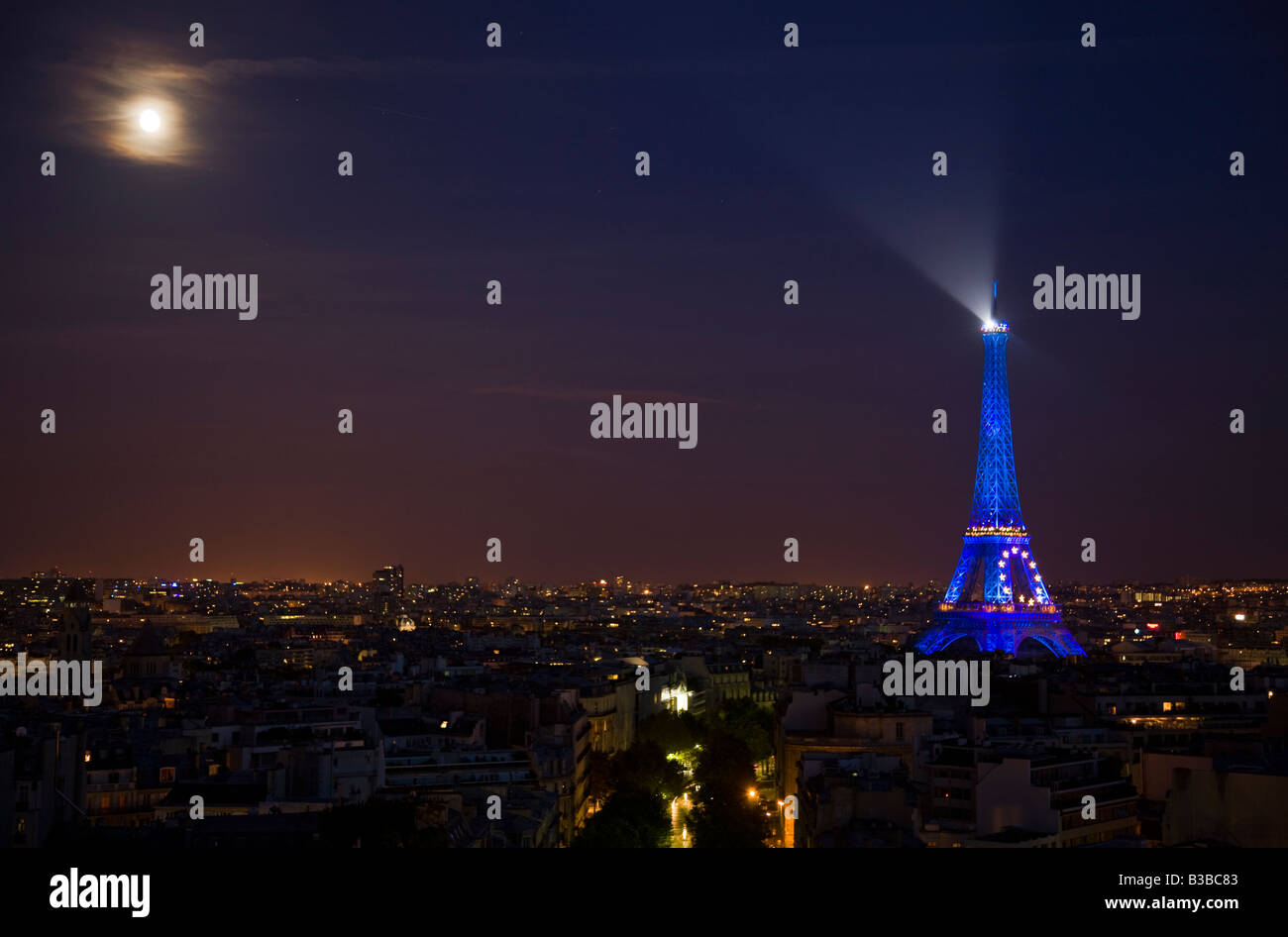 Berühmten Attraktion Eiffelturm mit blauen Lichtern in der Dämmerung Vollmond glühende durch wispy Wolken nächtliche Stadtbild Paris Reiseziel Stockfoto