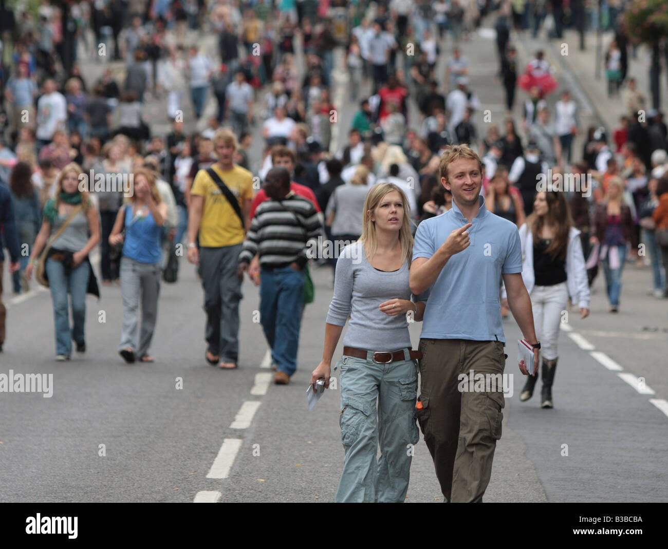 paar walking street zusammen 20 30 40 20 30 Stockfoto