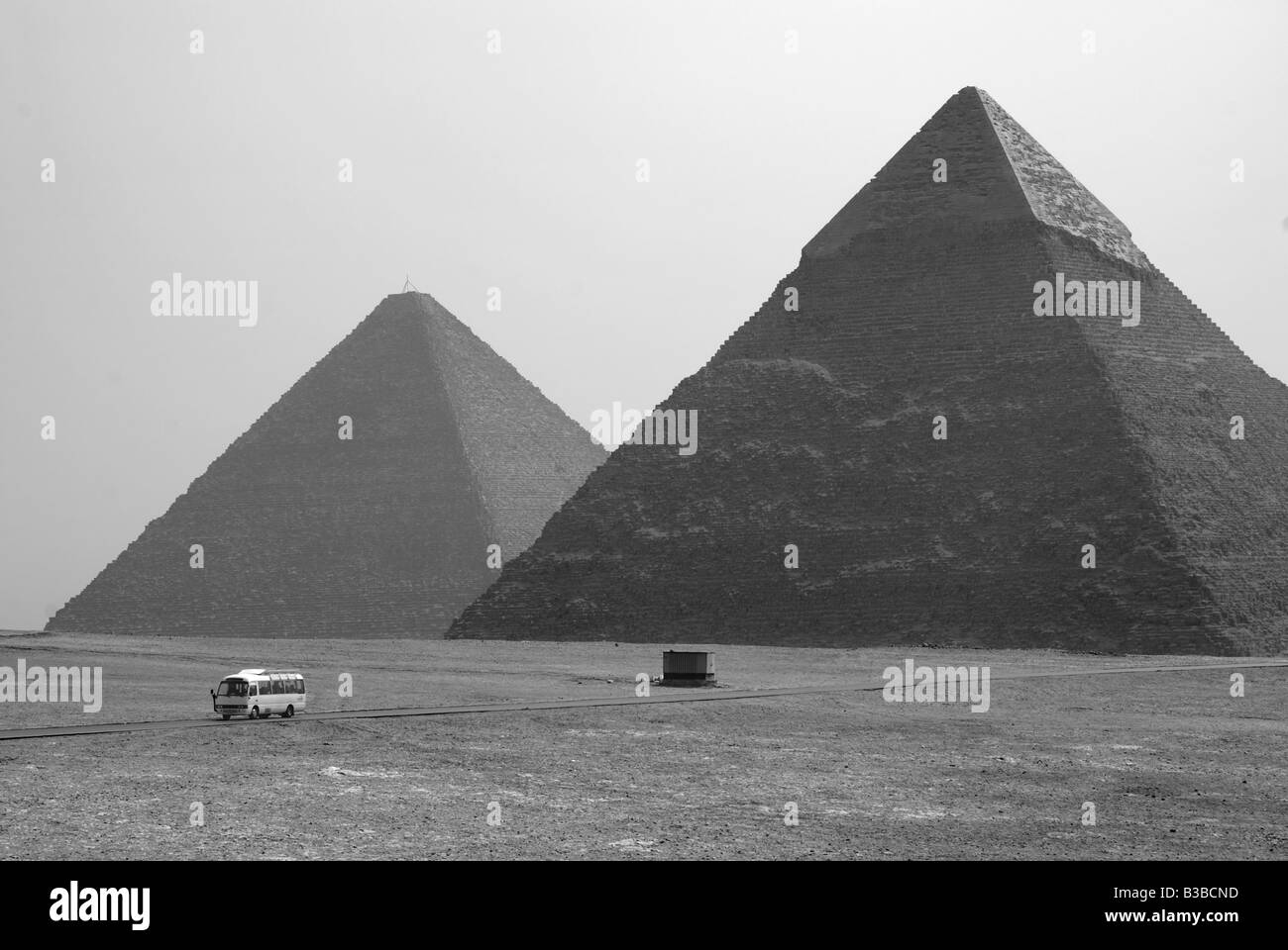 Vorbei an der großen Pyramide von Gizeh, Ägypten. Stockfoto