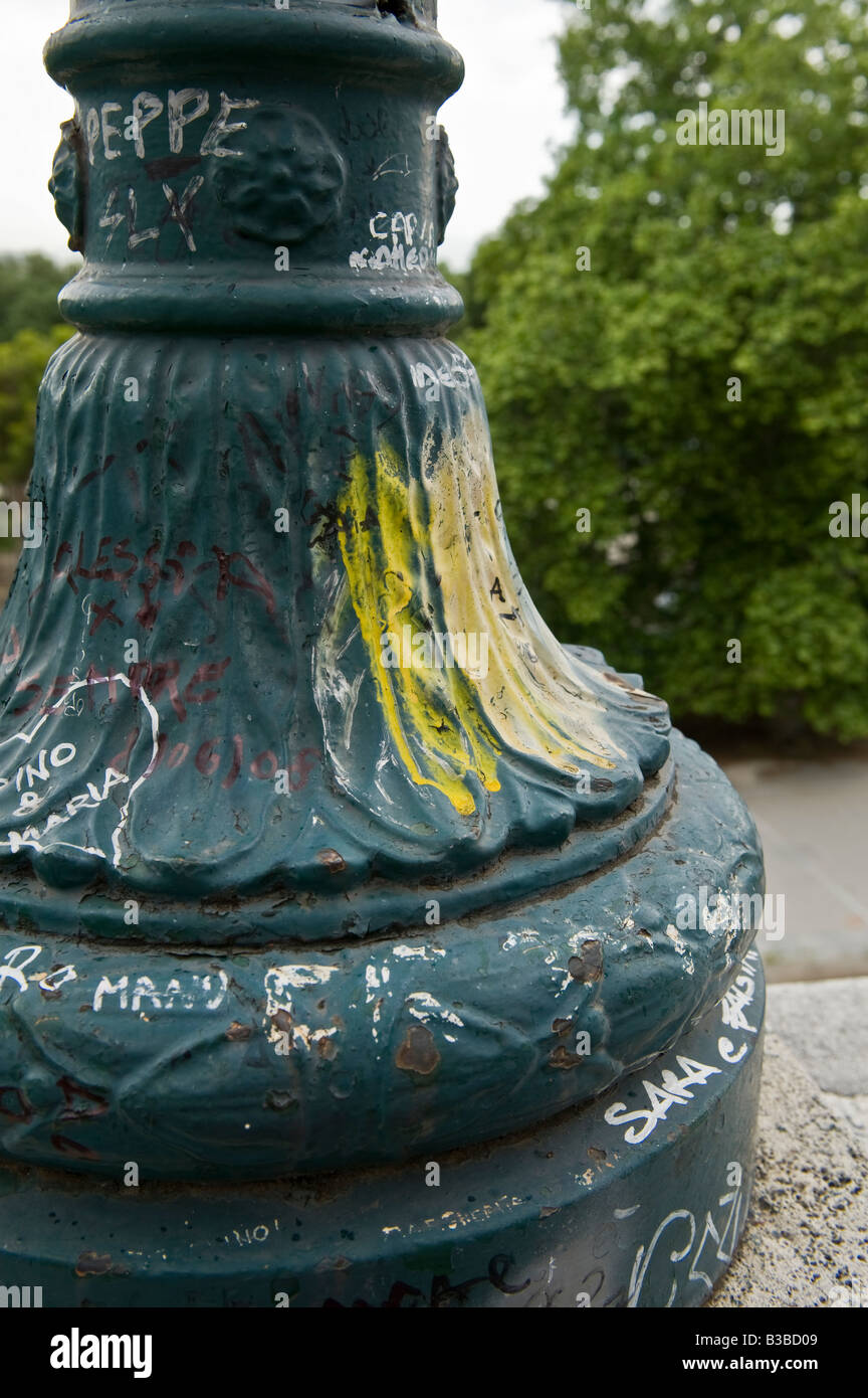 Graffiti an Straßenlaterne Stockfoto