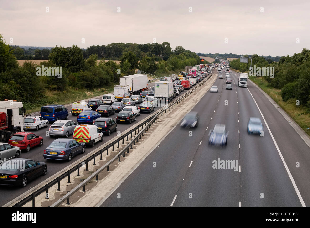 Staus durch einen Unfall auf der Autobahn M11 Richtung Norden zwischen J7 Harlow und J8 Stansted Airport in Essex UK Stockfoto