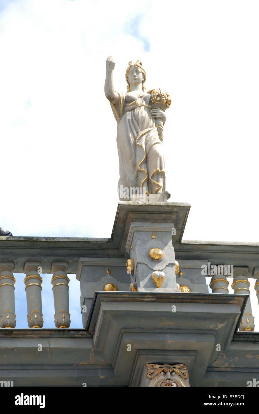 Statuen von Frauen auf der Golden Gate Zlota Brama Stockfoto