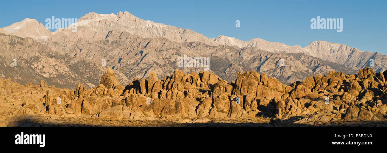Mount Williamson erhebt sich über Granit Felsformationen der Alabama Hills auf Basis von Sierra Nevada Mountains, Lone Pine, Kalifornien Stockfoto