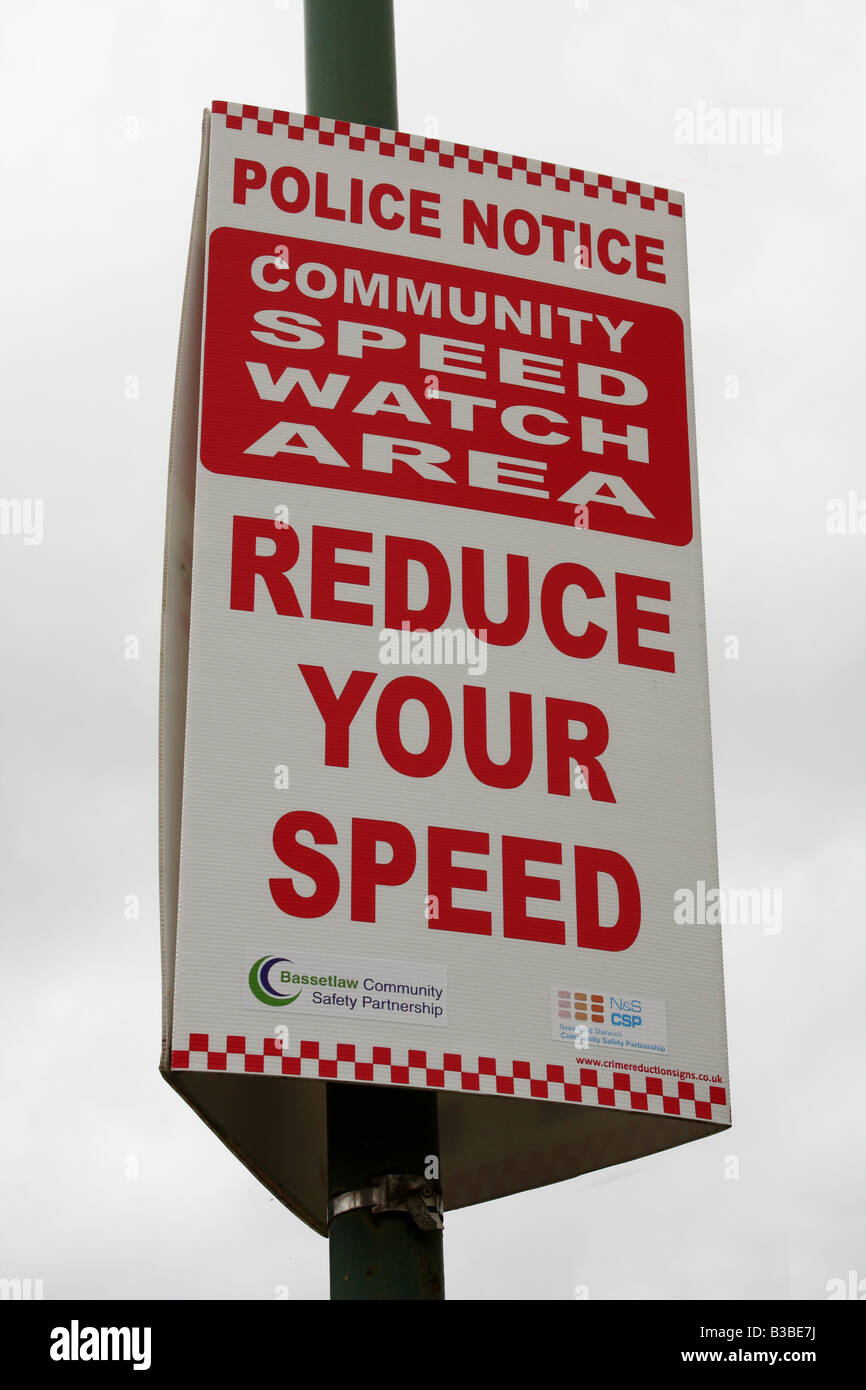 Ein Warnschild am Straßenrand Geschwindigkeit Stockfoto