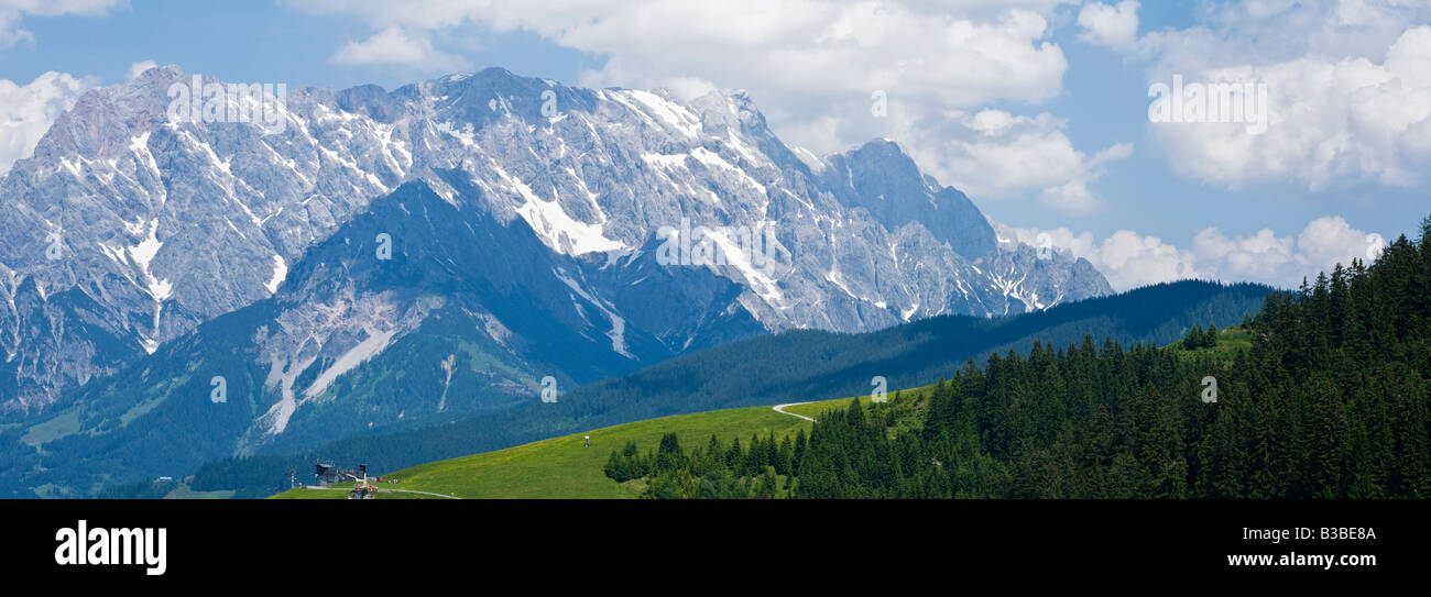 Grünen alpine Hügel Dientner Berge und fernen Gipfel des Hochkönig (2. 941m) in der nördlichen Kalkalpen, Österreich Stockfoto