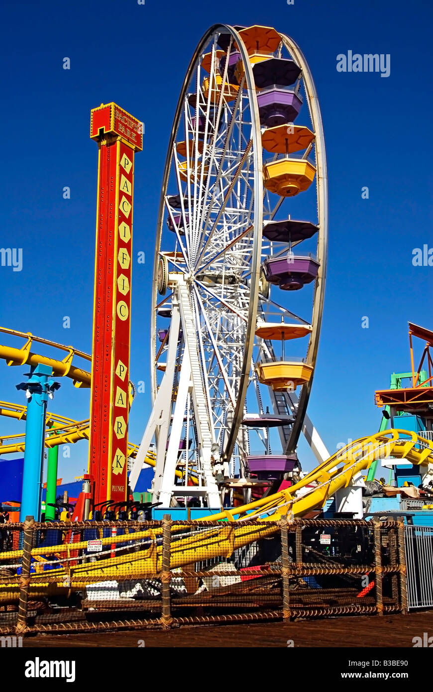 Pacific Park, Santa Monica CA pier Familie Vergnügungspark großen Riesenrad Achterbahn bewegen über den Ozean Vertikale Stockfoto