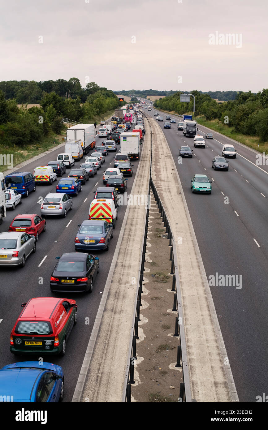 Staus durch einen Unfall auf der Autobahn M11 Richtung Norden zwischen J7 Harlow und J8 Stansted Airport in Essex UK Stockfoto