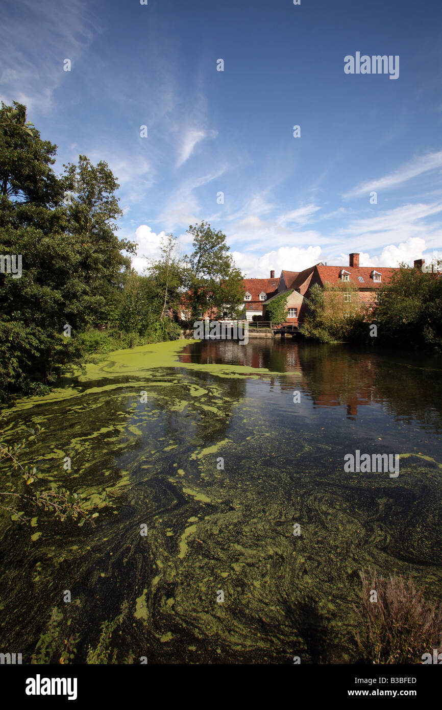 Das Mühlengebäude in Flatford Mühle in der Nähe von East Bergholt in Suffolk England Szene der Inspiration für die Gemälde von John Constabl Stockfoto