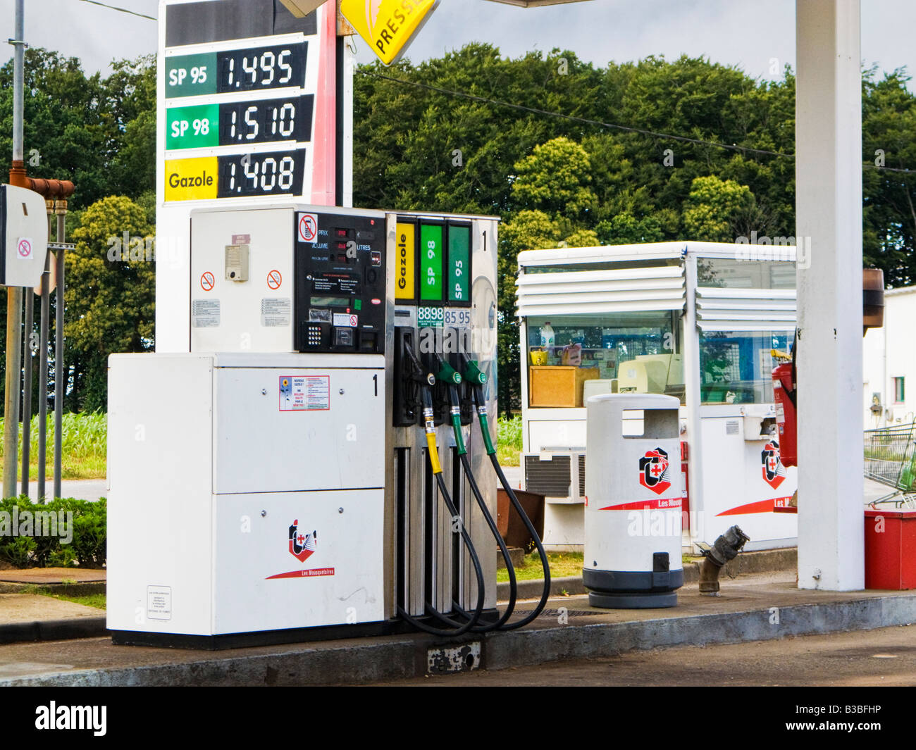 Kleiner Supermarkt basierte Tankstelle in Frankreich Europa zeigt Pumpen Preise und Zahlung kiosk Stockfoto
