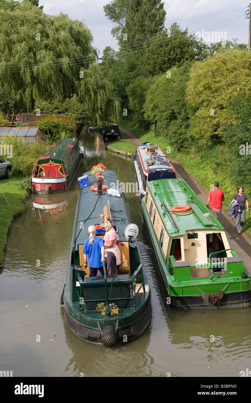 Narrowboats am Oxford-Kanal bei Cropredy während Fairport / s Cropredy Convention-Musik-Festival 2008 in der Nähe von Banbury England UK Stockfoto