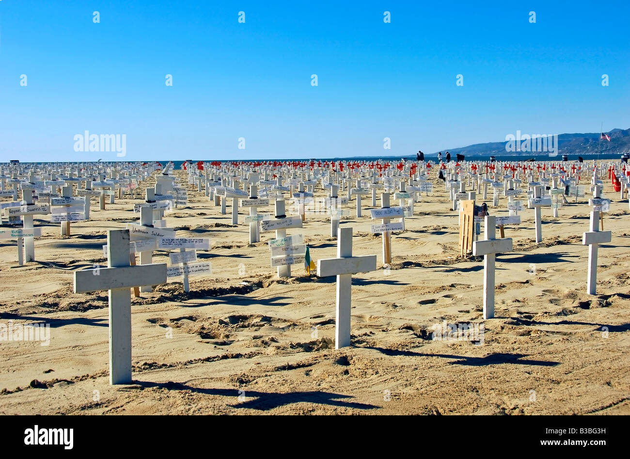 Arlington West Memorial, Strand von Santa Monica, Kalifornien Ca hölzernen Kreuz, Davidstern, Halbmonde und Fahne drapiert Särge Stockfoto