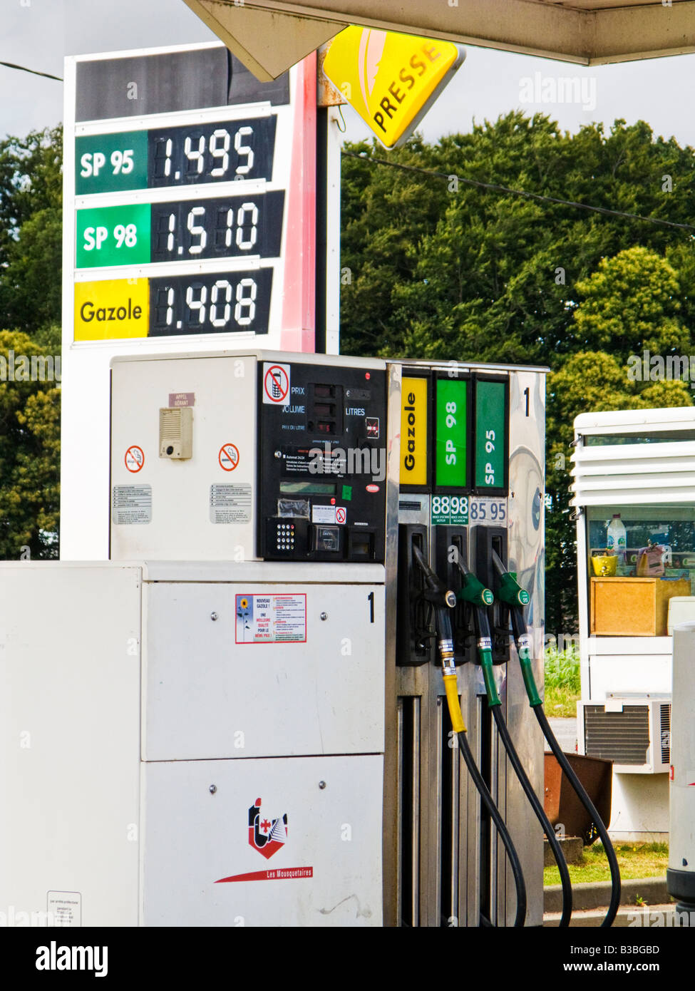 Kleiner Supermarkt basierte Tankstelle in Frankreich Europa zeigt Pumpen Preise und Zahlung kiosk Stockfoto