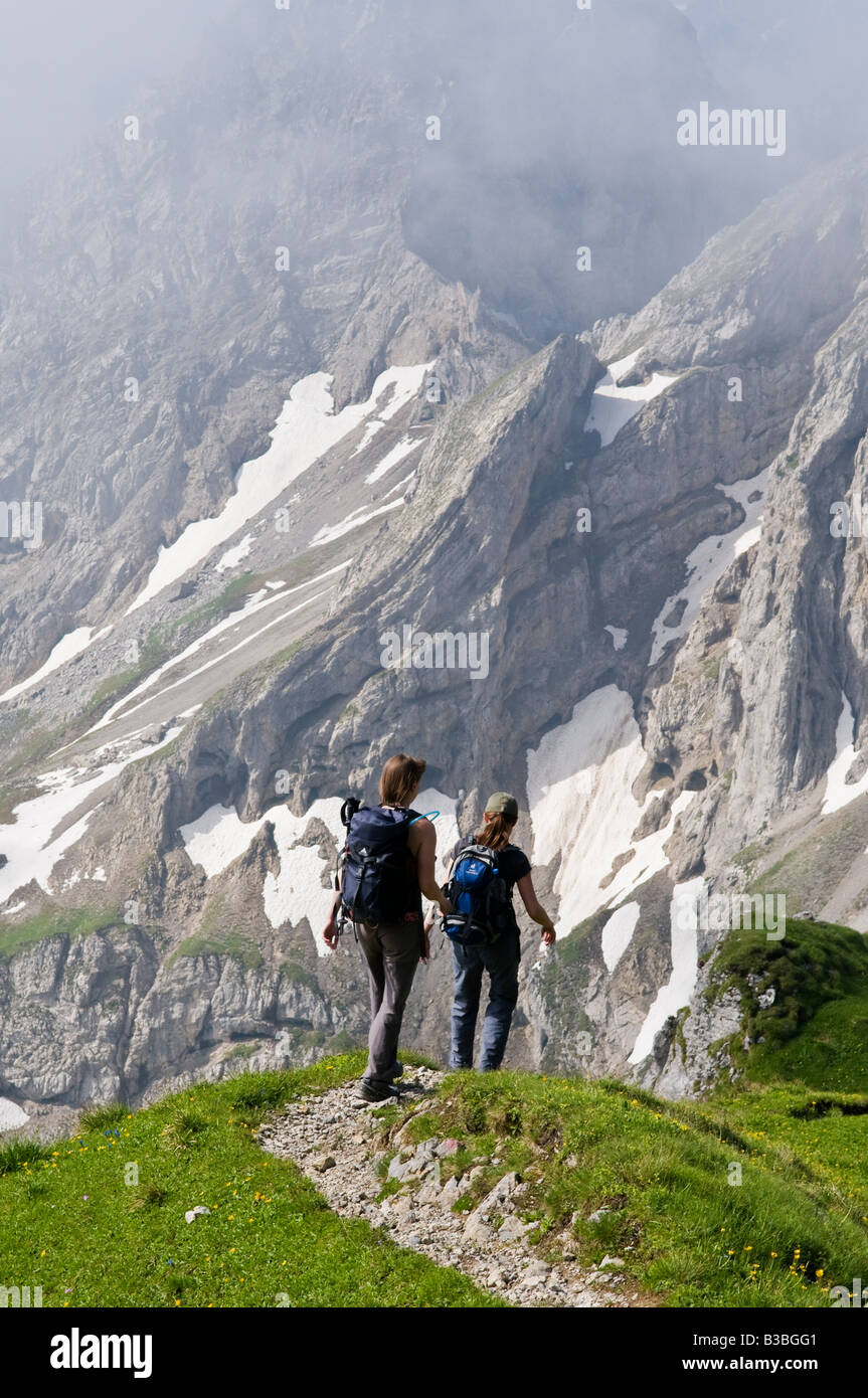 Zwei weibliche Wanderer auf Trail der Mittenwalder Hoehenweg im Karwendel-Gruppe der nördlichen Kalkalpen, Mittelwald, Deutschland Stockfoto