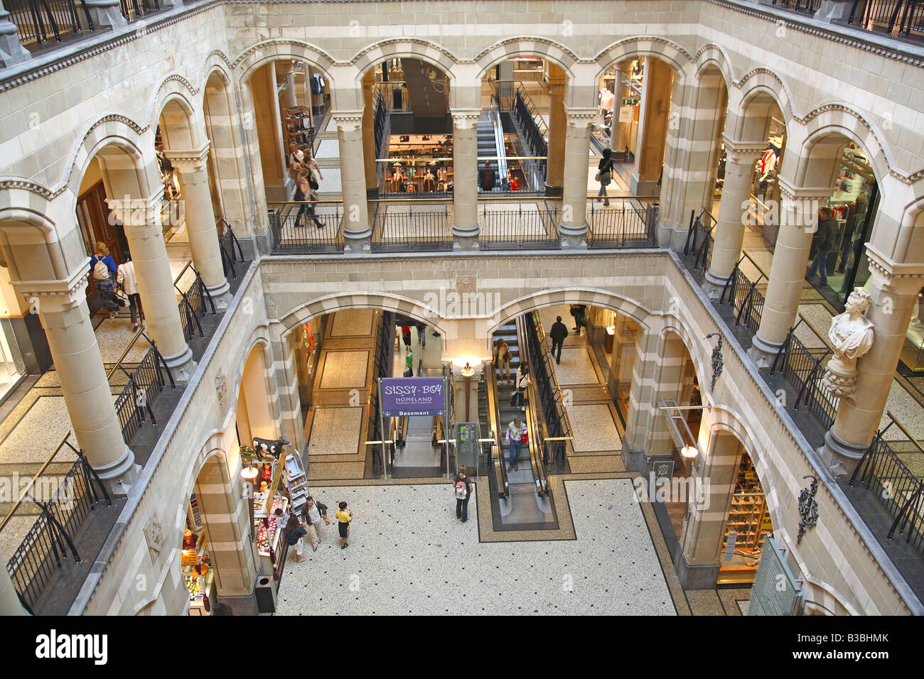Magna plaza einkaufszentrum -Fotos und -Bildmaterial in hoher Auflösung
