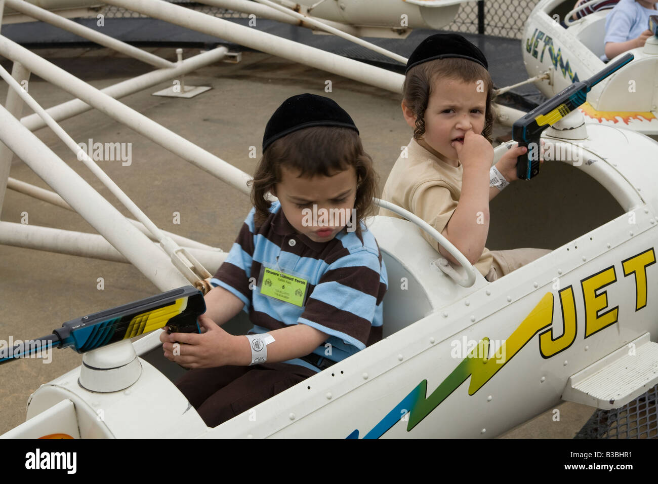 Orthodoxe jüdische Kinder, die Spaß am Astroland Coney Island Brooklyn New York Stockfoto