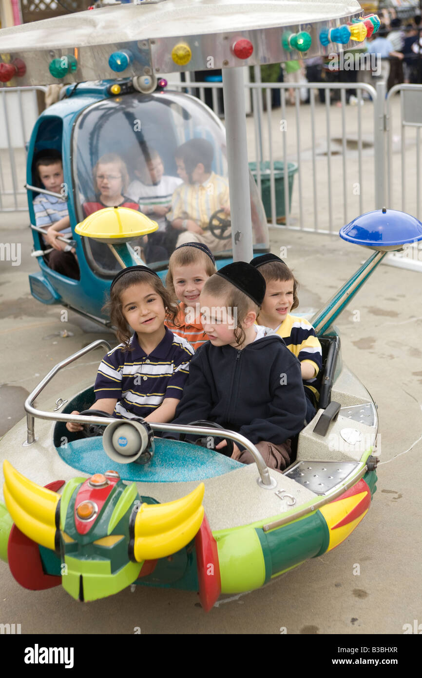 Orthodoxe jüdische Kinder, die Spaß am Astroland Coney Island Brooklyn New York Stockfoto