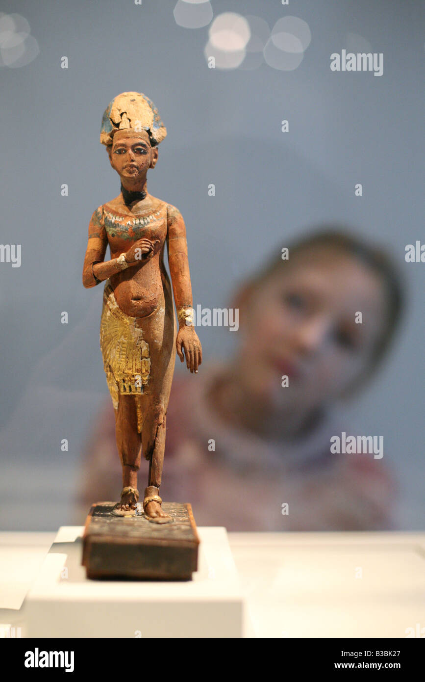 Junge Besucher betrachten der stehenden Figur der Königin Nefertiti im ägyptischen Museum in Berlin, Deutschland Stockfoto