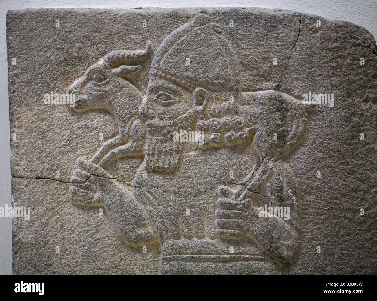 Hethiter Relief mit einem Soldaten mit einem Ram von Samal im Pergamon Museum in Berlin, Deutschland Stockfoto