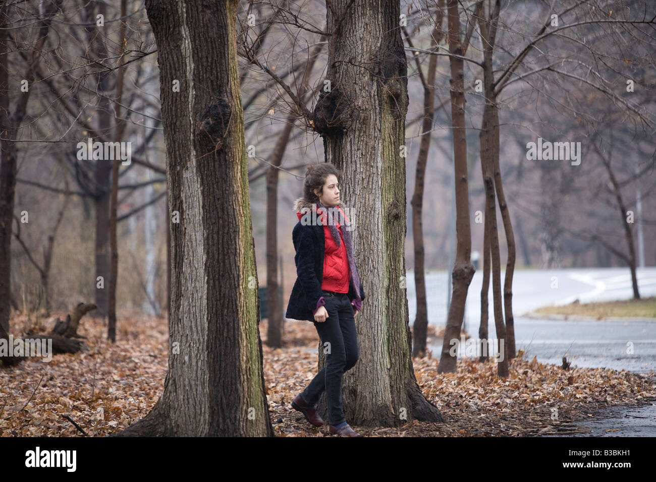 Junge Frau genießen einen warmish Wintertag im Prospect Park Brooklyn, New York Stockfoto