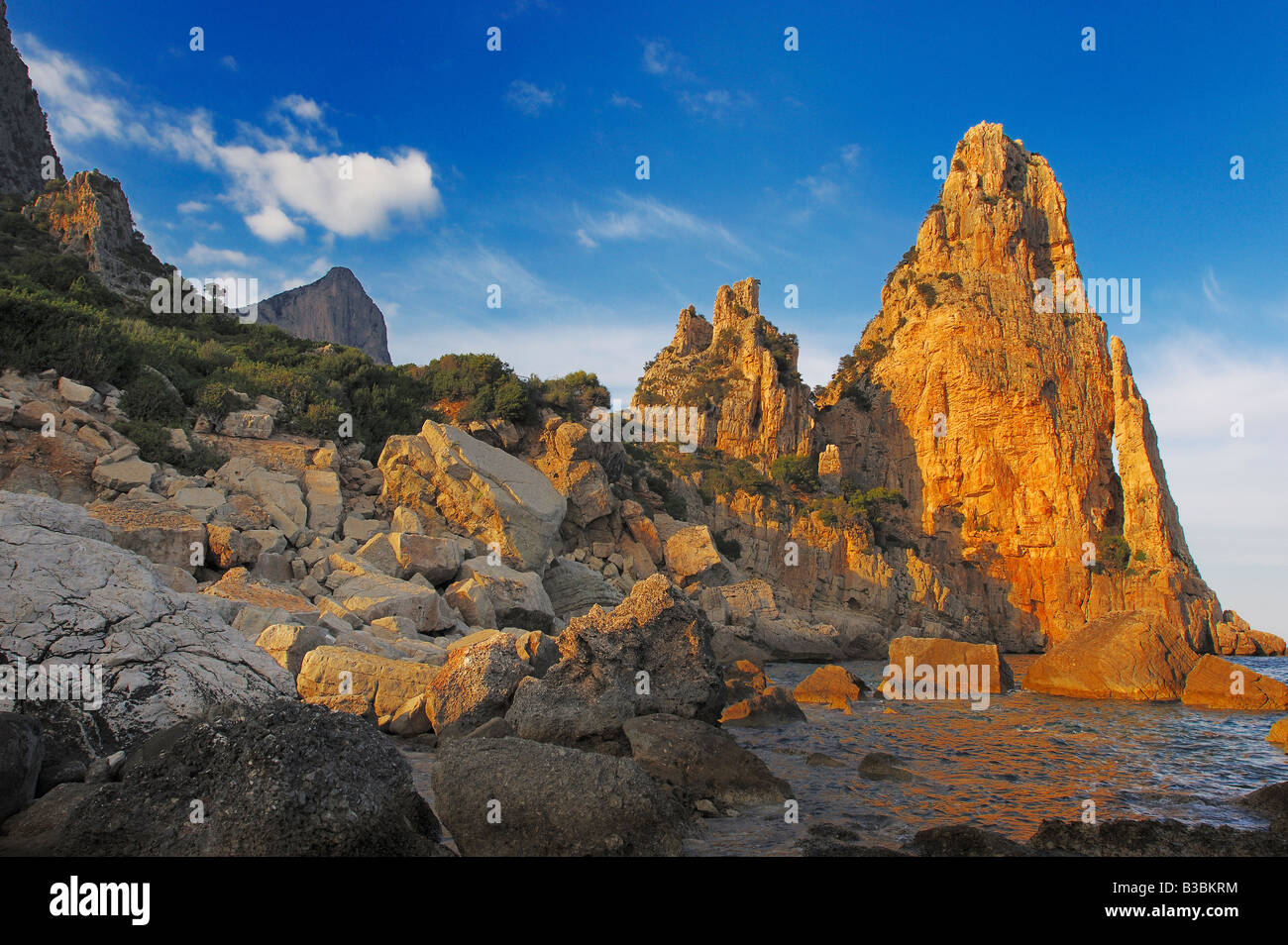 Rockformation Pedra Longa im letzten Licht Costa Smeralda Sardinien Italien Stockfoto