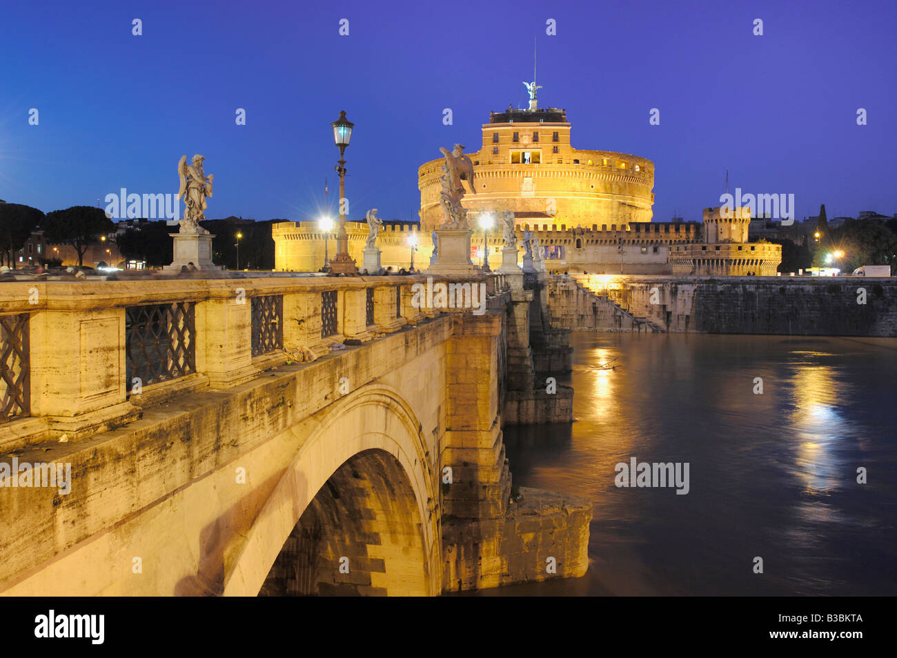 St. Angelo Brücke mit Castel Sant Angelo in der Abenddämmerung Rom Italien Stockfoto