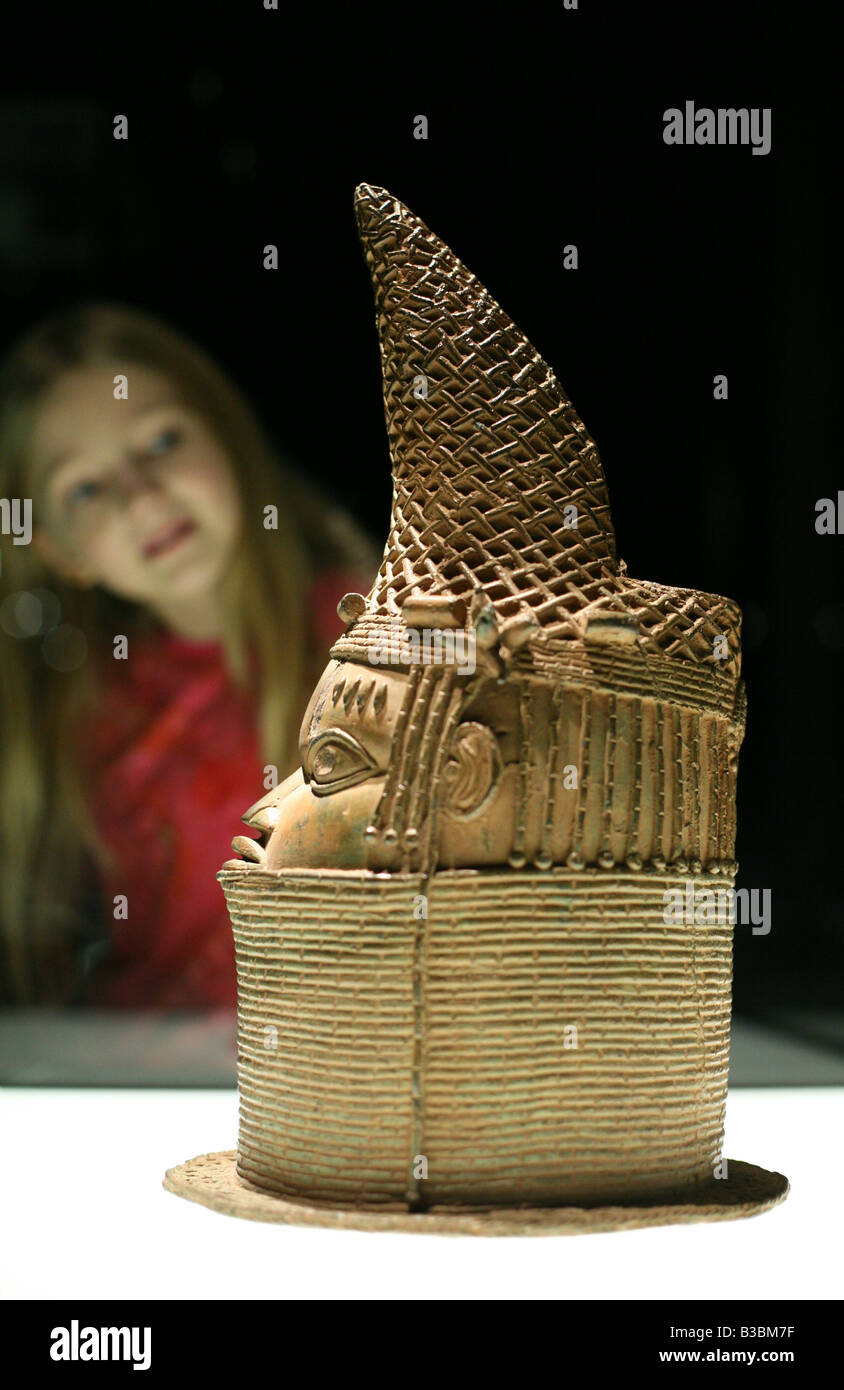 Junge Besucher Blick auf die Königin Kopf Benin Bronze-Sammlung des Ethnologischen Museums in Berlin-Dahlem, Deutschland Stockfoto