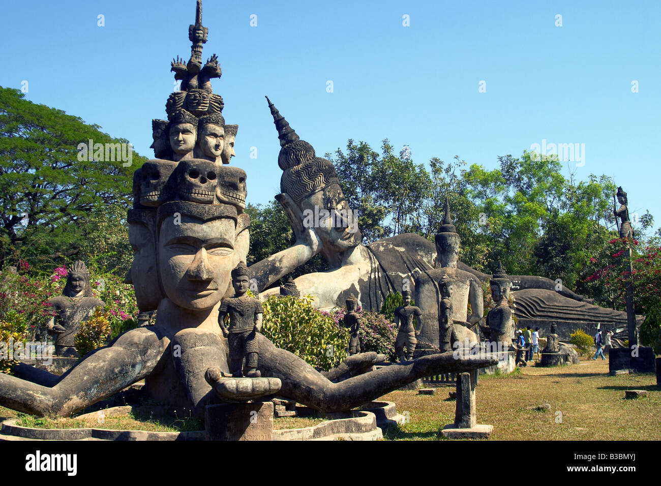 Sammlung von religiösen Statuen im Wat Xieng Khouang (Buddha Park) in der Nähe der Stadt Vientiane Stockfoto