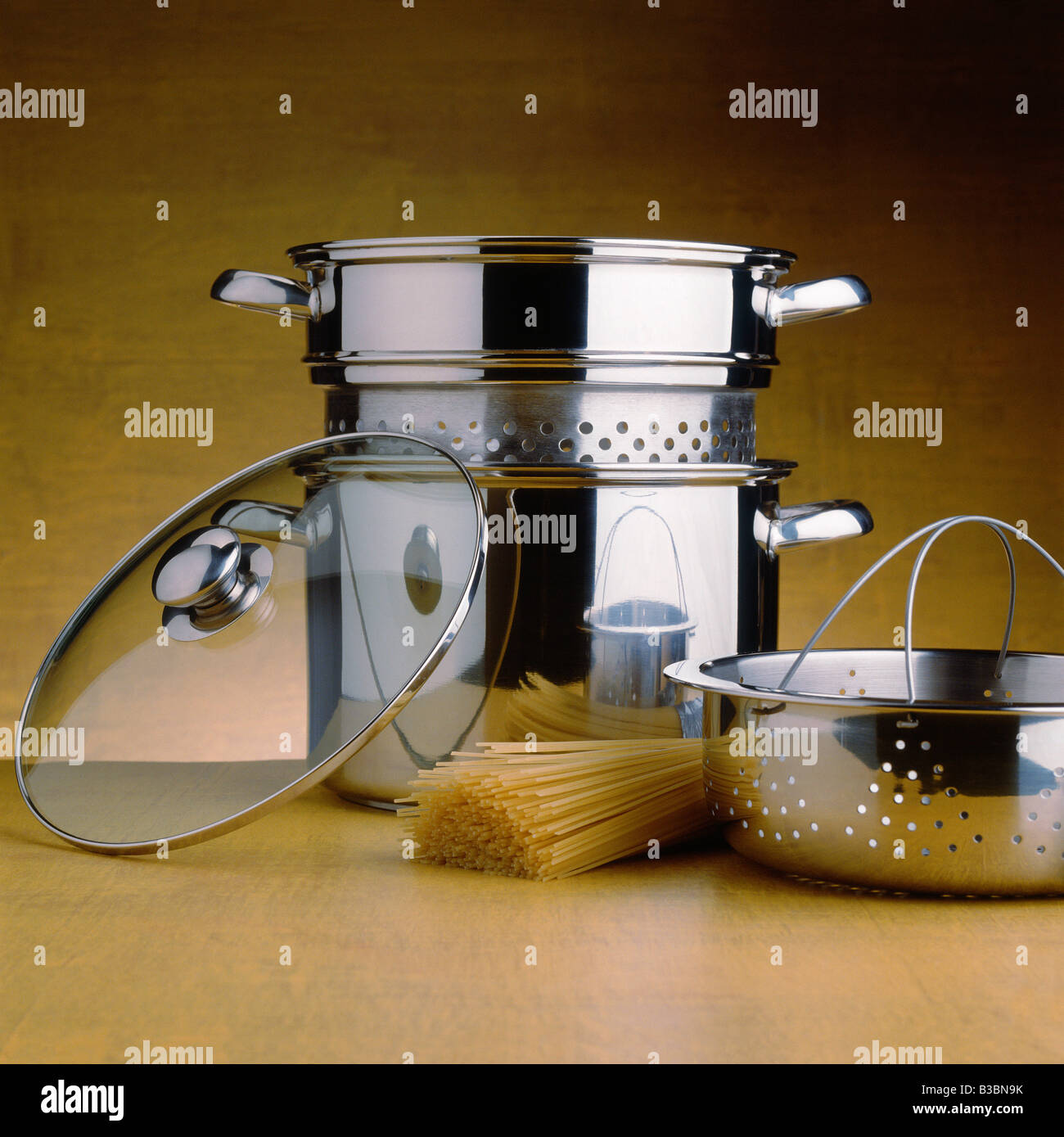 Spaghetti, Topf und Sieb Stockfoto