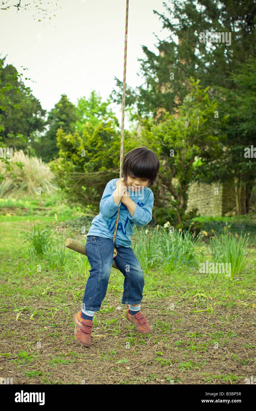 Kleiner Junge am Seil, Puttenham, Surrey, England Stockfoto