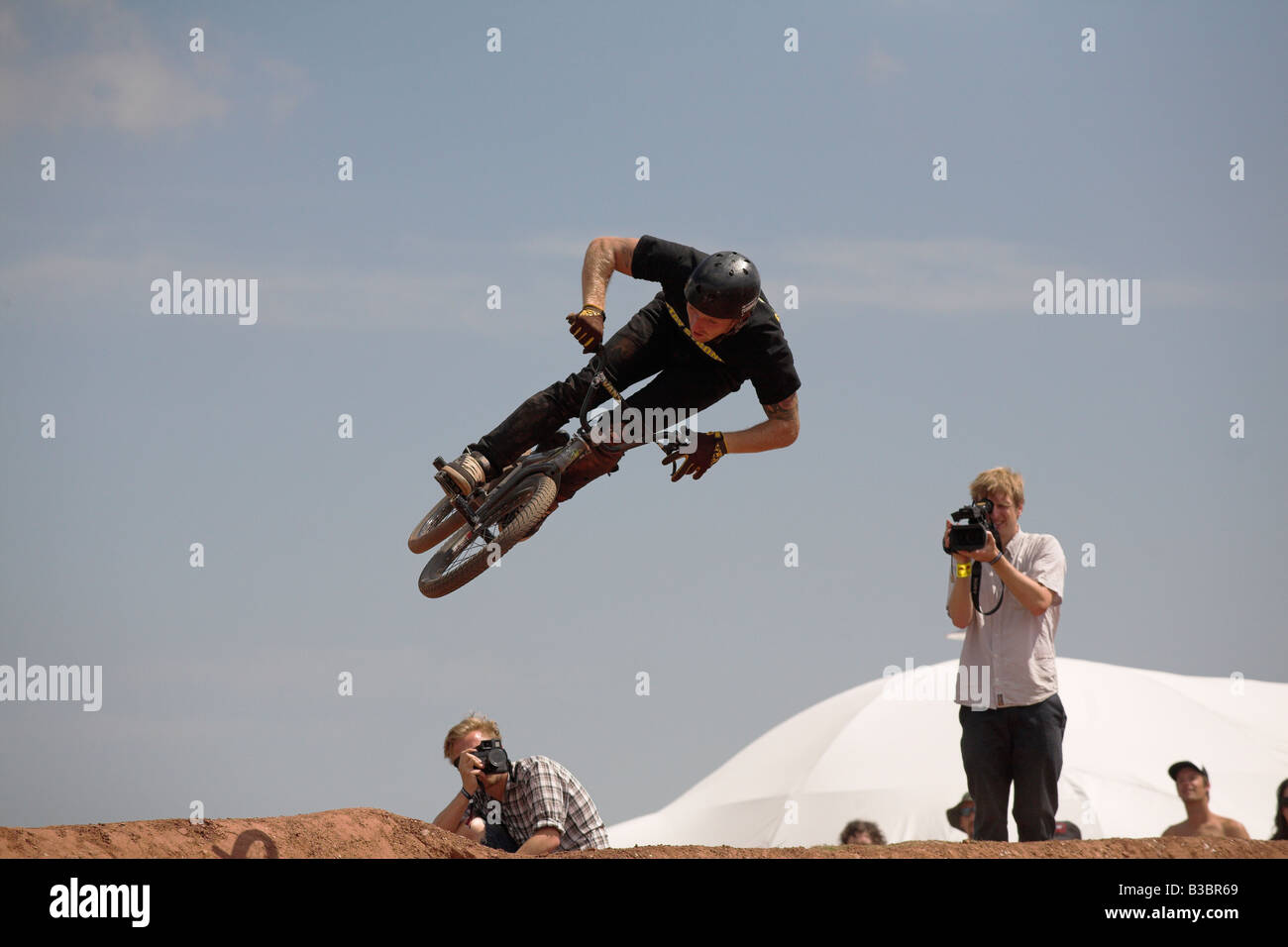 BMX-Fahrer beim Red Bull Imperium von Schmutz Wettbewerb 26. Juli 2008 Devon UK Stockfoto