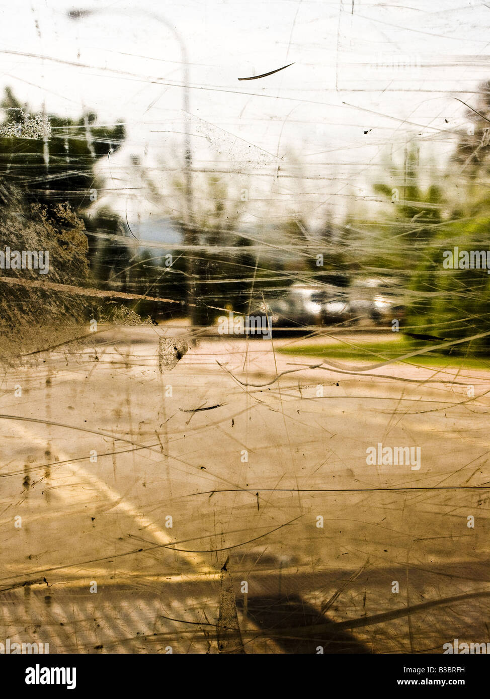 sehen Sie durch eine zerkratzte Kunststoff-Fenster Stockfoto