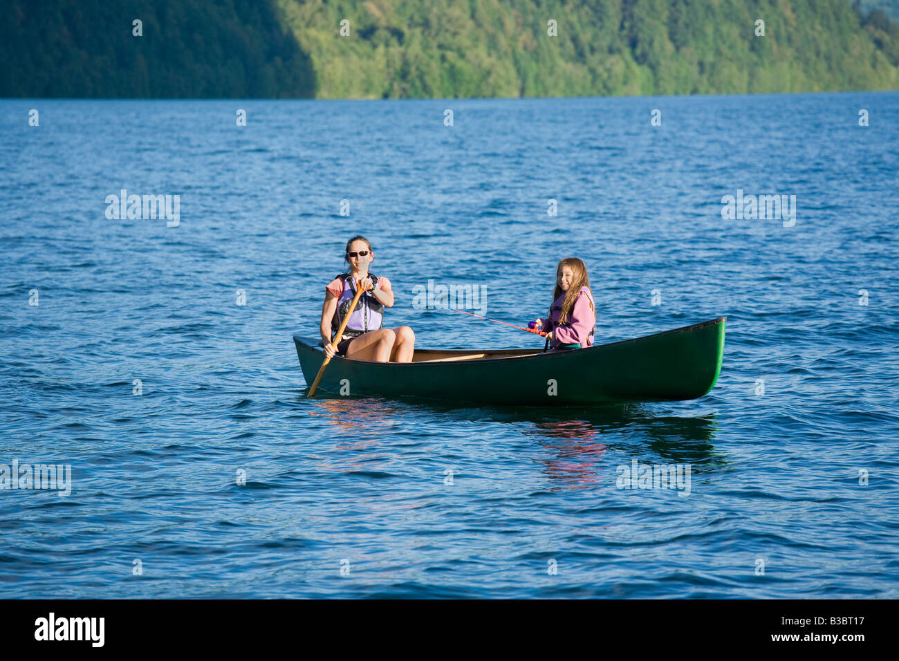 Asiatische Mutter und Tochter im Kanu rudern Stockfoto