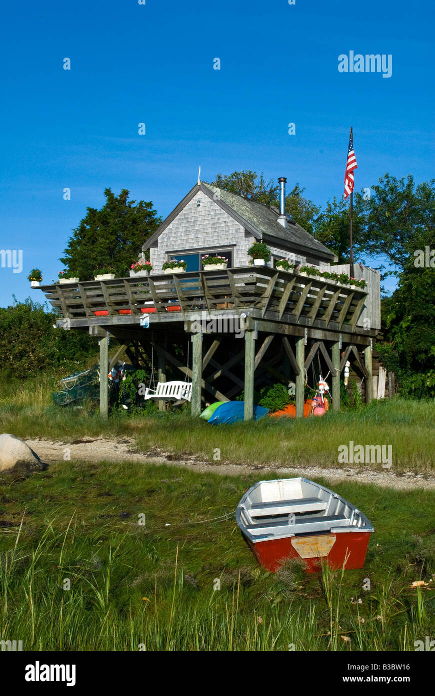 Malerische Strand Cottage auf Stelzen mit Ruderboot entlang weeset, nauset Hafen, Cape Cod, Ma Stockfoto