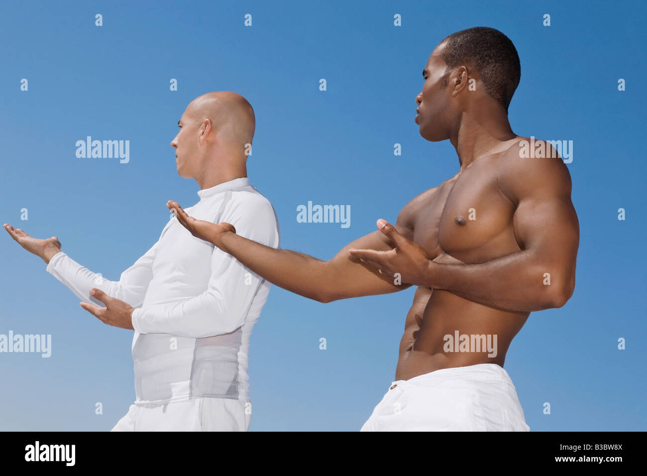Multi-ethnischen Männer praktizieren yoga Stockfoto