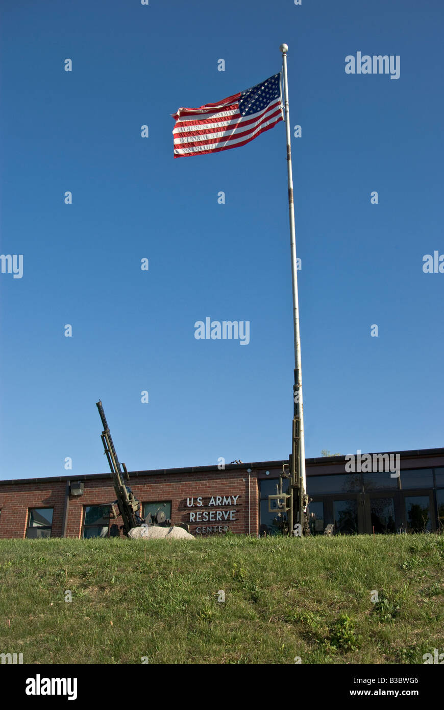 Die US-Fahne weht im Wind außerhalb eines Armee-Reserve-Depots in der Innenstadt von Lafayette, Indiana Stockfoto