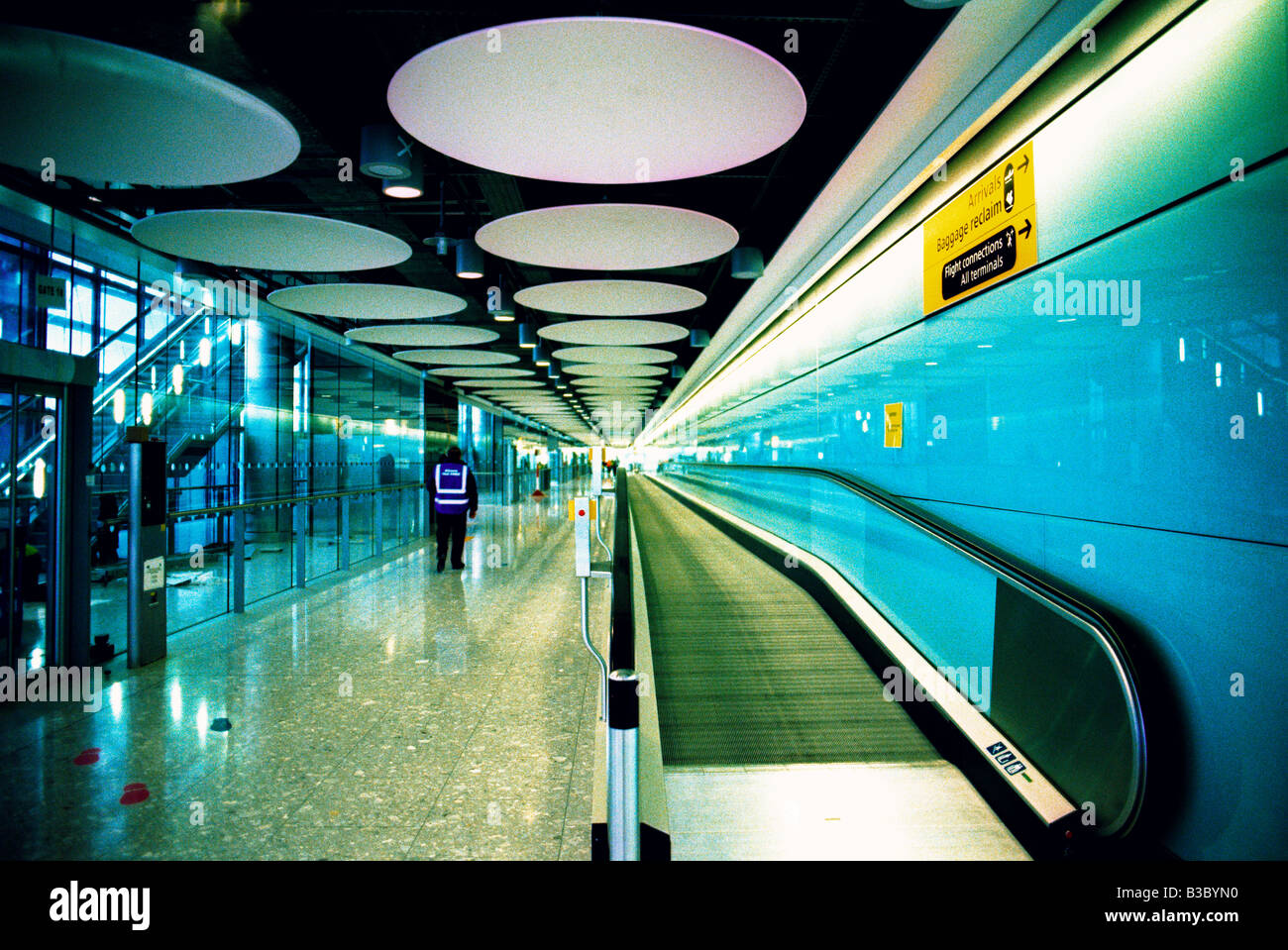 Ein Flughafen-Interieur, Gehwege Stockfoto