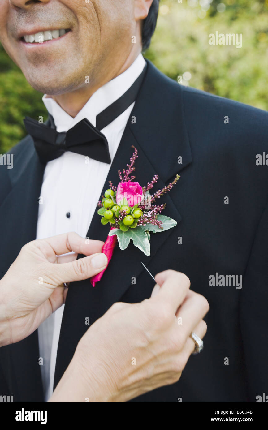 Asiatische Frau Anheften des Bräutigams boutonniere Stockfoto