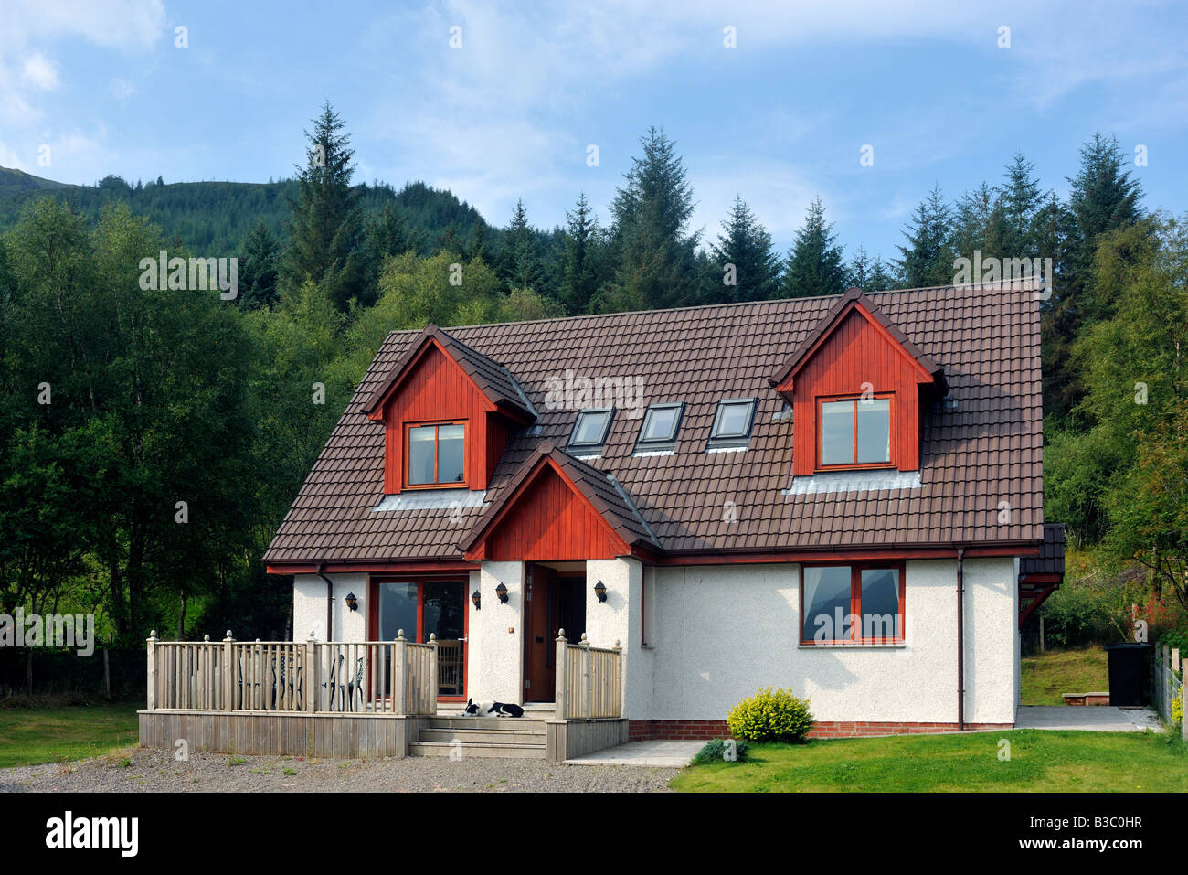 Typische traditionelle moderne Ferienhaus. Ratagan, Loch Duich, Glenshiel, Ross-Shire, Scotland, United Kkingdom, Europa Stockfoto
