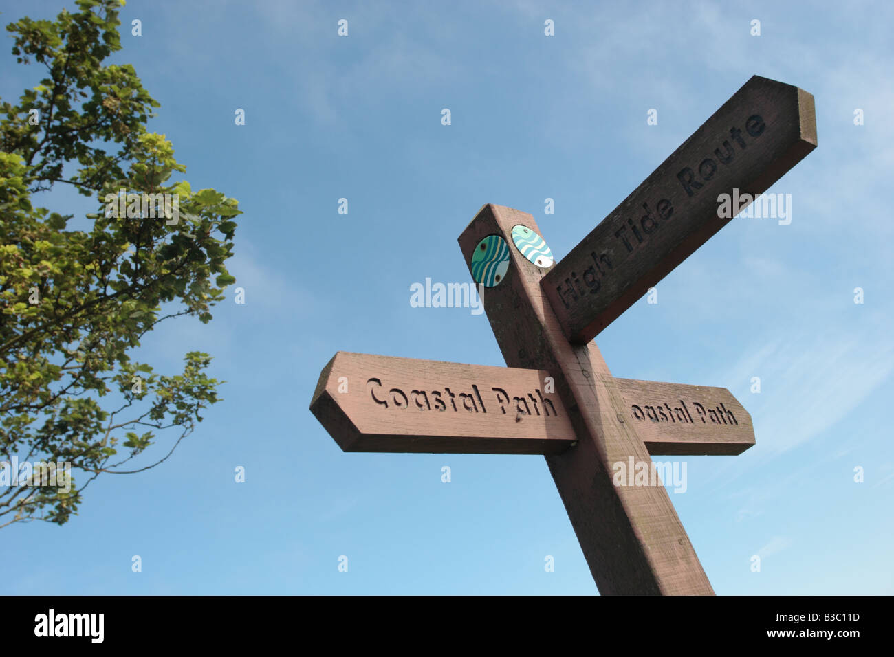 Wegweiser auf der Fife Coastal Path. Stockfoto