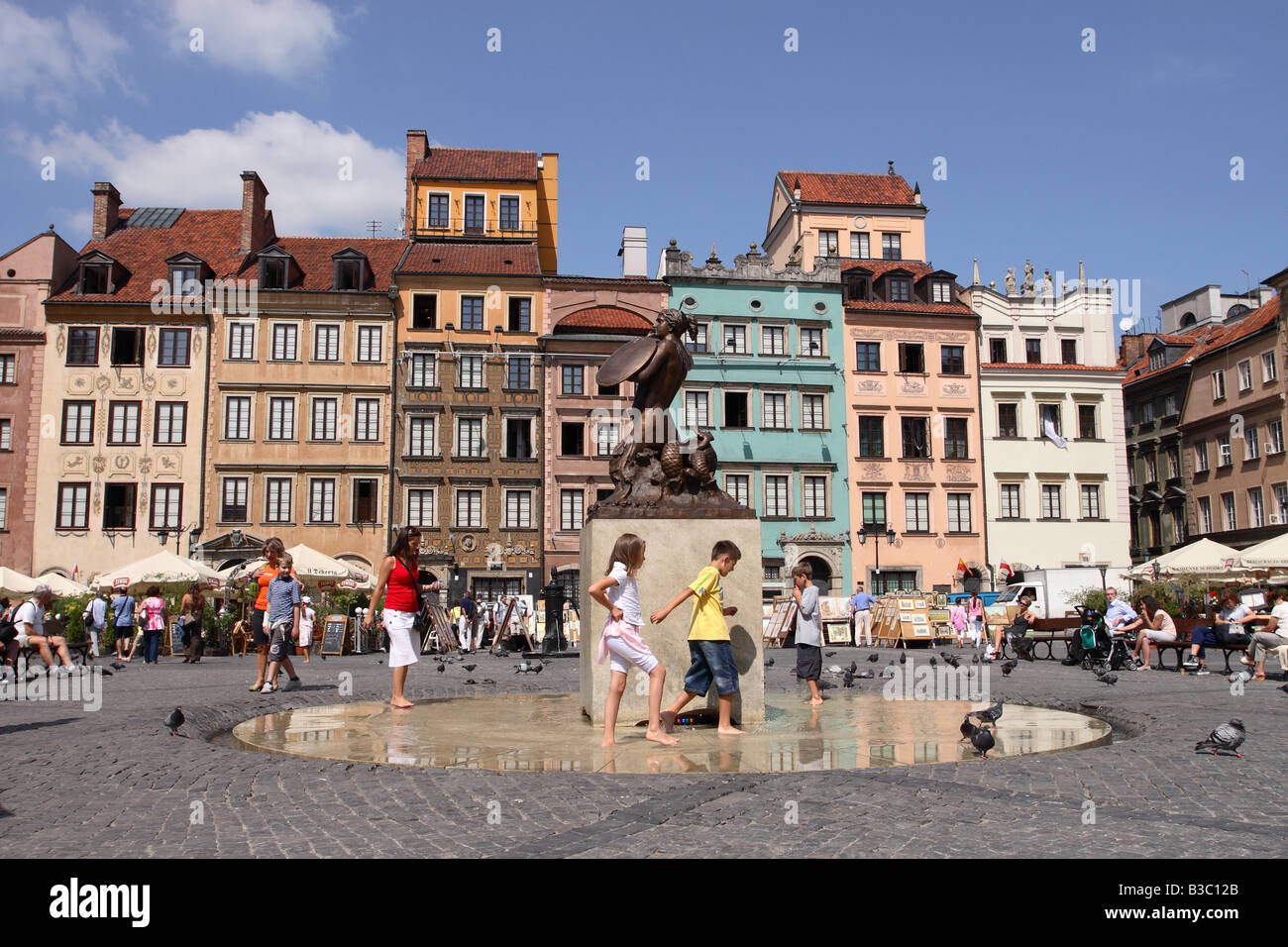 Warschau die historischen Altstädter Ring zeigen, Kinder spielen am Syrena Meerjungfrau Wasser Brunnen aufgenommen Sommer 2008 Stockfoto