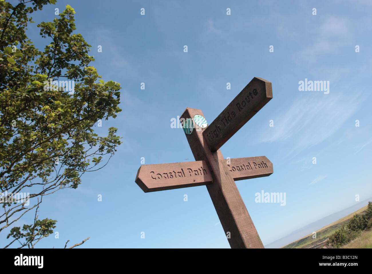 Wegweiser auf der Fife Coastal Path. Stockfoto