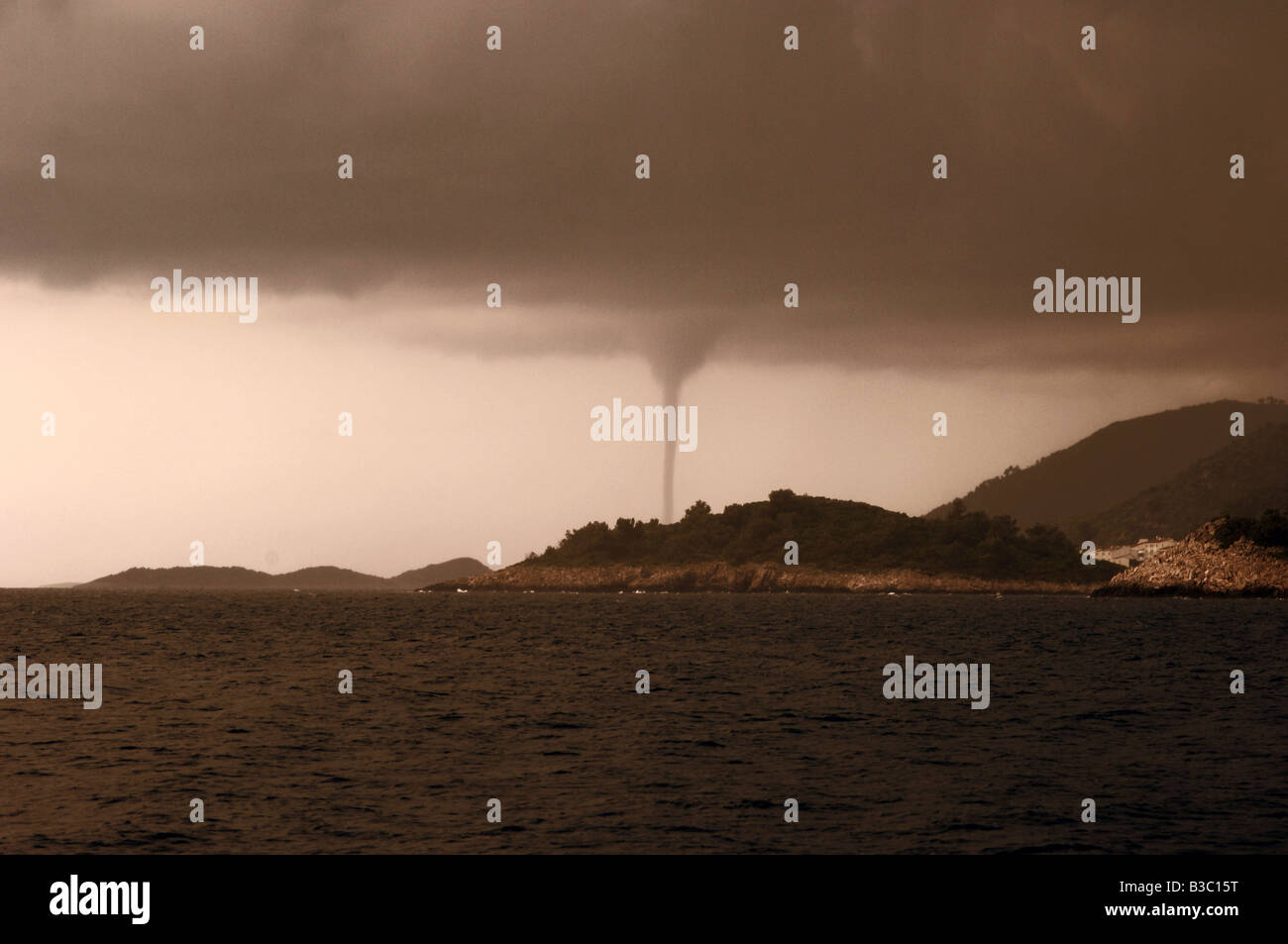 Gewitterhimmel mit Tornado oder Wasserhose, Korcula, Kroatien Stockfoto