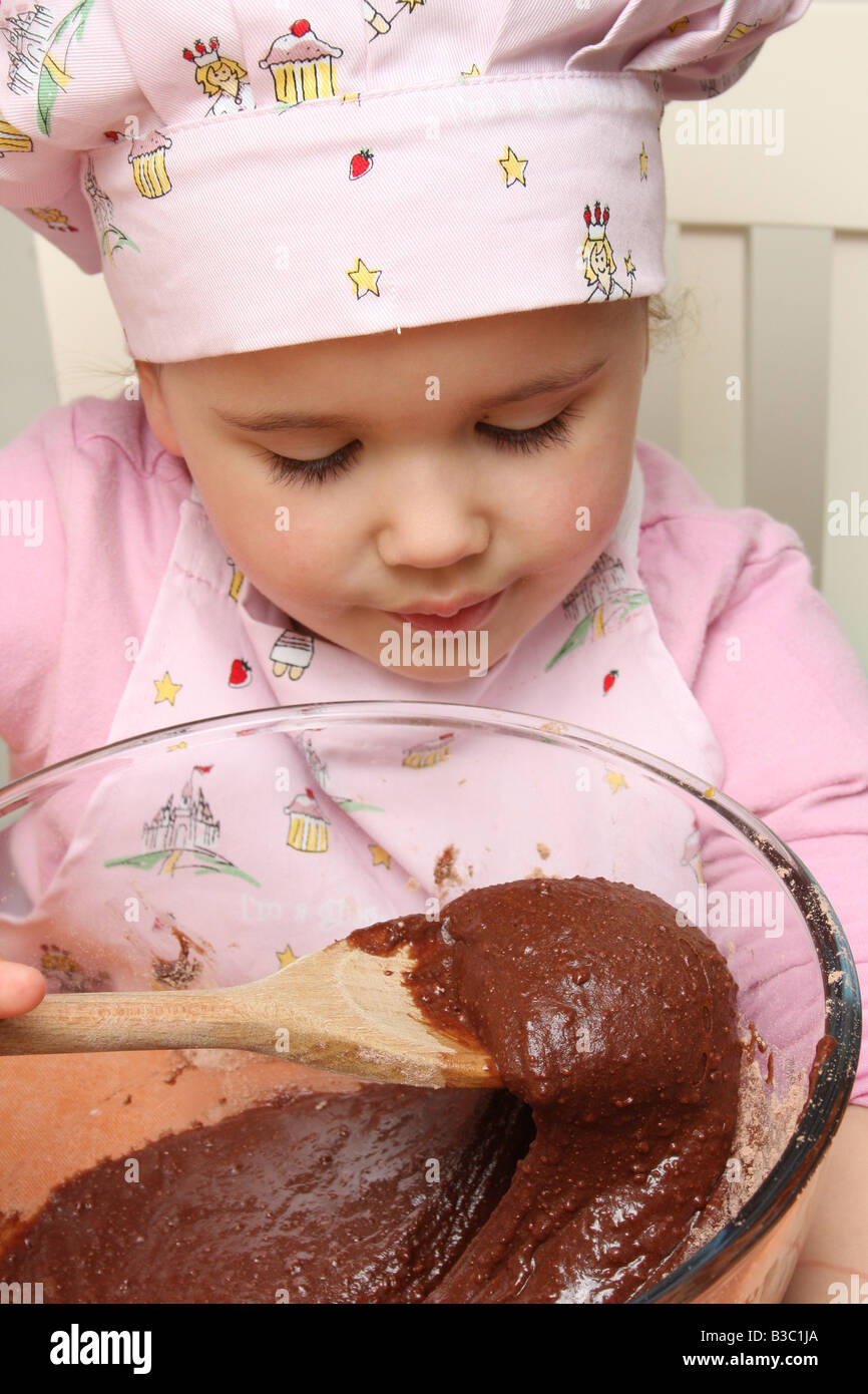 Ein sehr junges Mädchen, so dass Cookies. Stockfoto