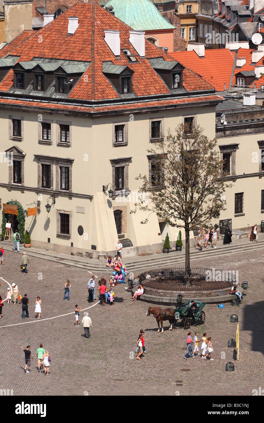 Warschau die Altstadt zeigt die Royal Palace Square Plac Zamkowy mit Touristen und Pferd und Wagen Stockfoto