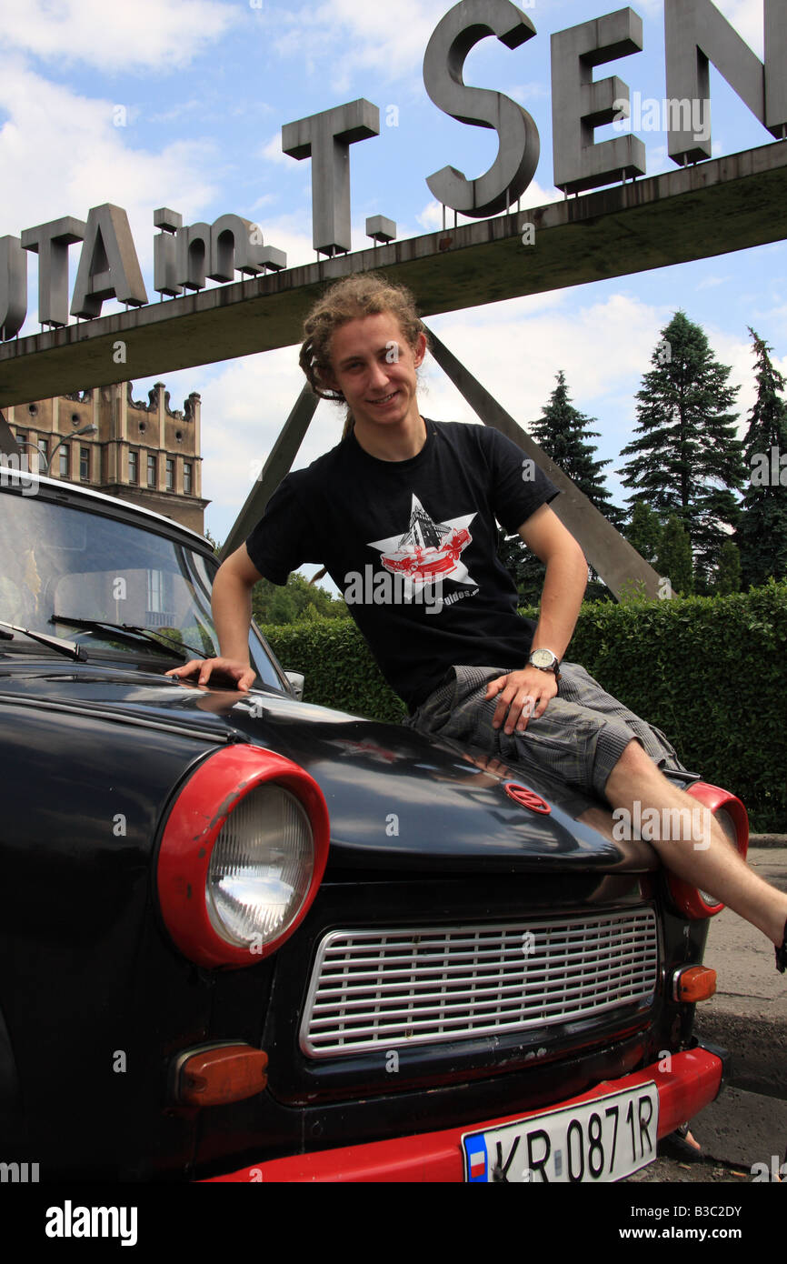 Reiseleiter, Eryk Grasela hält das "Crazy Guides" Trabant Auto bei Huta Im Sendzimira Stahlwerk Nowa Huta, in der Nähe von Krakau, Polen Stockfoto