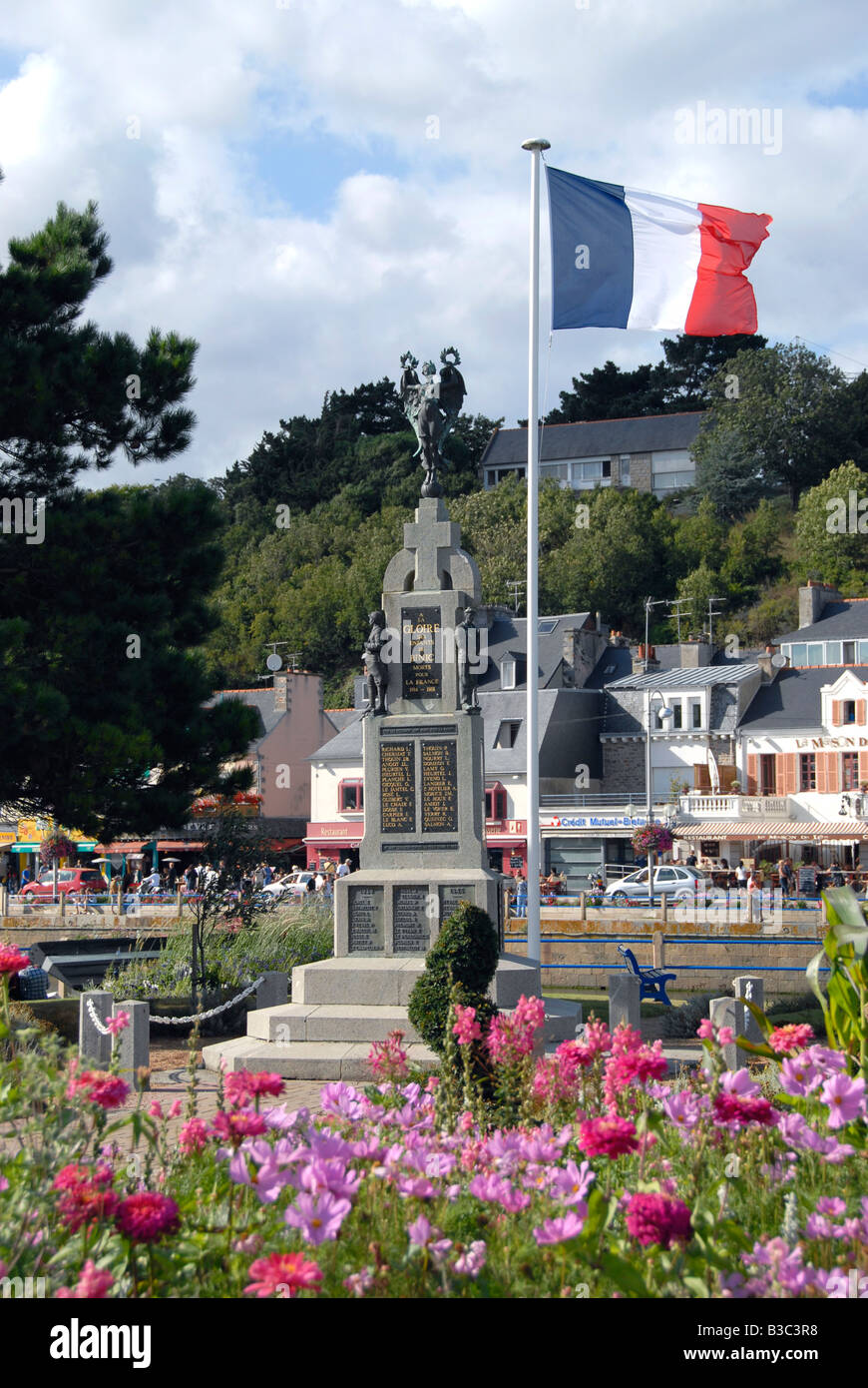 Ein Erster Weltkrieg-Denkmal mit der französischen Trikolore am Hafen bei Binic in der nördlichen Bretagne, Frankreich Stockfoto