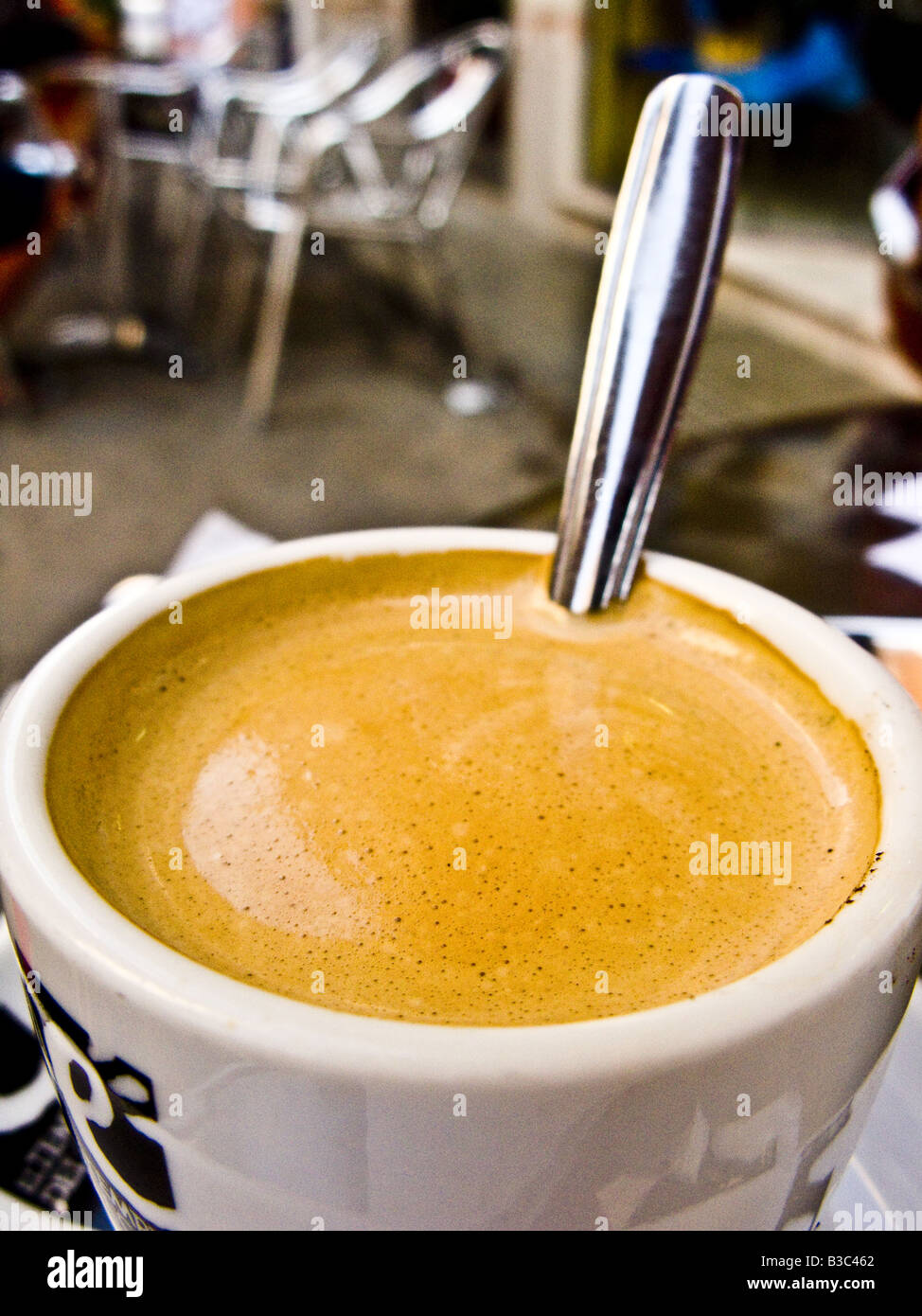 Kaffeetasse mit Löffel in Nahaufnahme Stockfoto