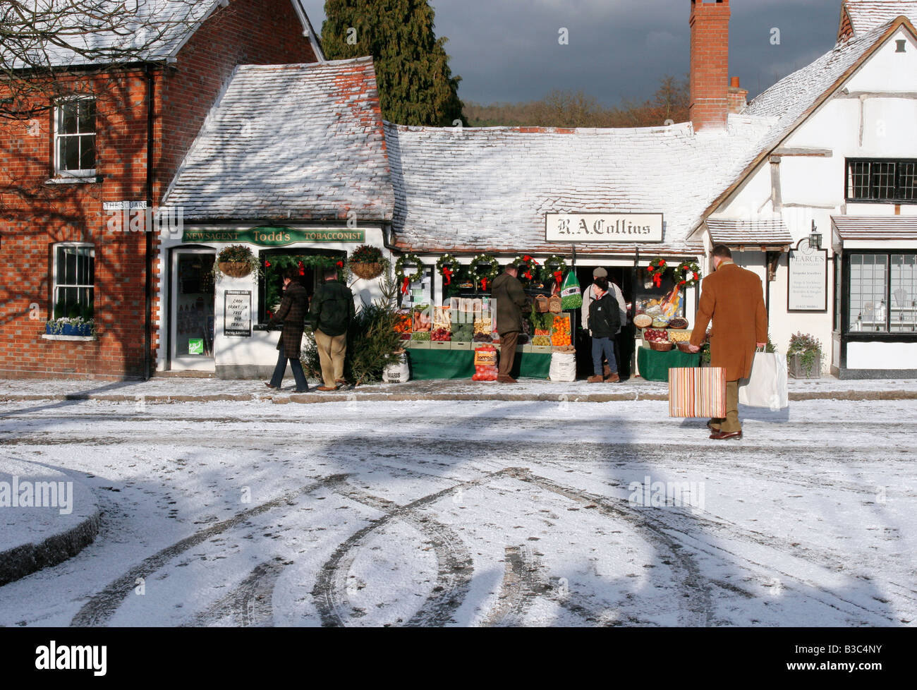 Ein Winter Speicherort festgelegt für den Film "The Holiday", in dem Dorf Shere, Surrey, mit künstlichem Schnee von Snow Business. Stockfoto
